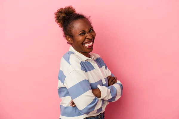 Молода Афроамериканська Жінка Ізольована Рожевому Фоні Смішна Привітна Вирізняє Язик — стокове фото