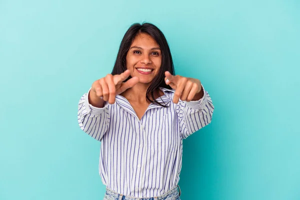 Junge Lateinische Frau Isoliert Auf Blauem Hintergrund Fröhliches Lächeln Das — Stockfoto
