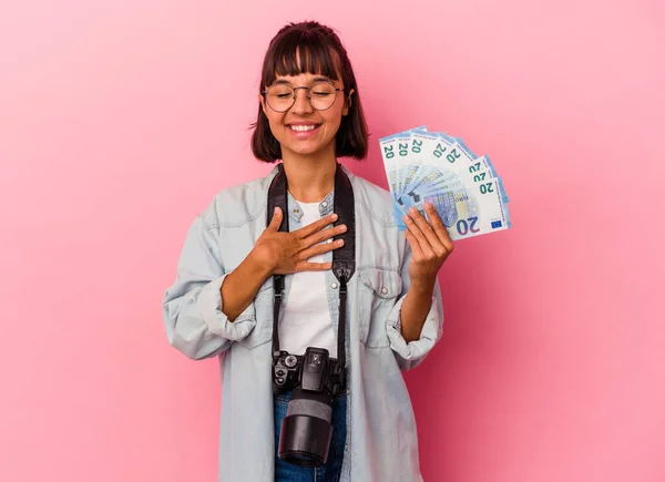若い混合レース写真家女性保持法案隔離されたピンクの背景笑アウト大声で手を保つ胸 — ストック写真