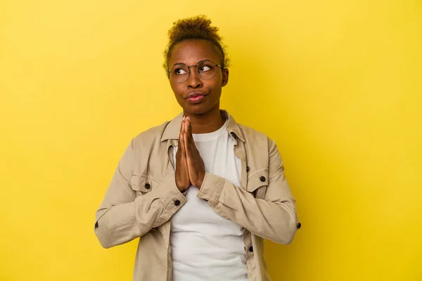 Junge Afrikanisch Amerikanische Frau Isoliert Auf Gelbem Hintergrund Betet Zeigt — Stockfoto