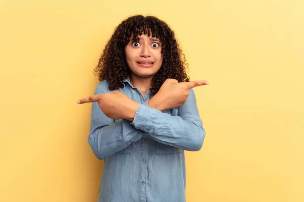 Junge Mischlingshündin Isoliert Auf Gelbem Hintergrund Versucht Zwischen Zwei Möglichkeiten — Stockfoto