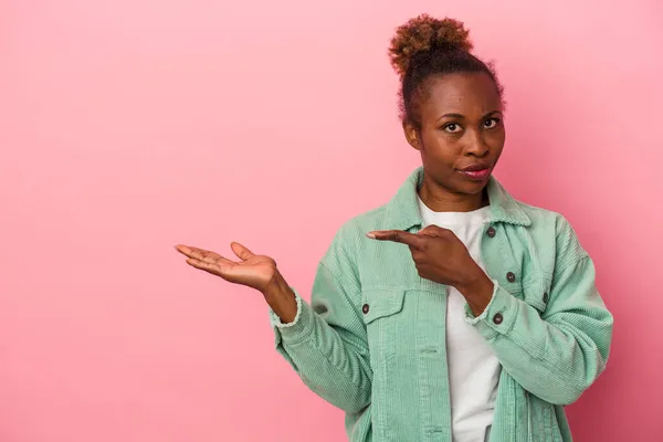 Junge Afrikanisch Amerikanische Frau Isoliert Auf Rosa Hintergrund Aufgeregt Hält — Stockfoto
