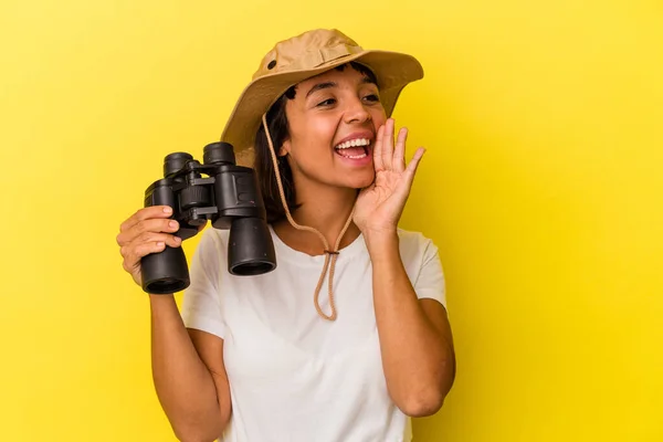 Junge Frau Mit Fernglas Auf Gelbem Hintergrund Schreit Und Hält — Stockfoto