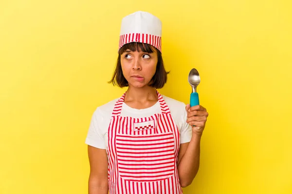 Joven Fabricante Helados Raza Mixta Mujer Sosteniendo Helado Aislado Sobre —  Fotos de Stock