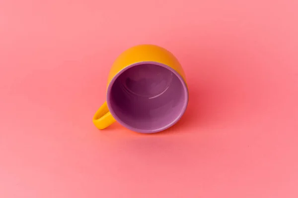 粉红色背景的黄色杯子 — 图库照片