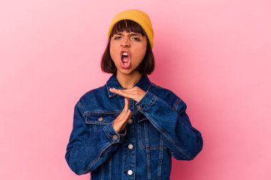 Pembe arka planda izole edilmiş genç melez kadın bir mola hareketi gösteriyor..