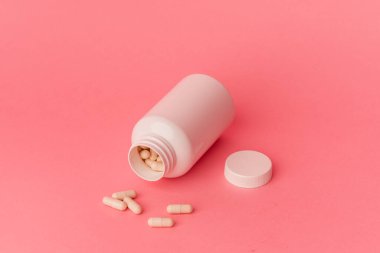 Pembe arka planda izole edilmiş haplar