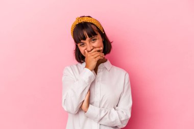 Genç melez kadın pembe arka planda izole edilmiş gülen, kaygısız, doğal duygulara sahip.