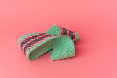 Elastik bantlar pembe arkaplanda izole edildi