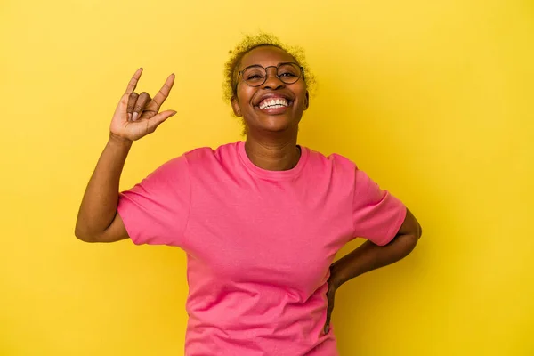 Молода Афроамериканська Жінка Ізольована Жовтому Тлі Зображає Рок Жест Пальцями — стокове фото