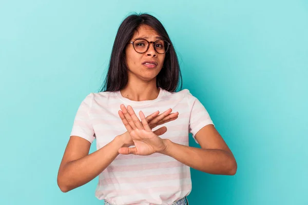 Junge Lateinische Frau Isoliert Auf Blauem Hintergrund Stehend Mit Ausgestreckter — Stockfoto