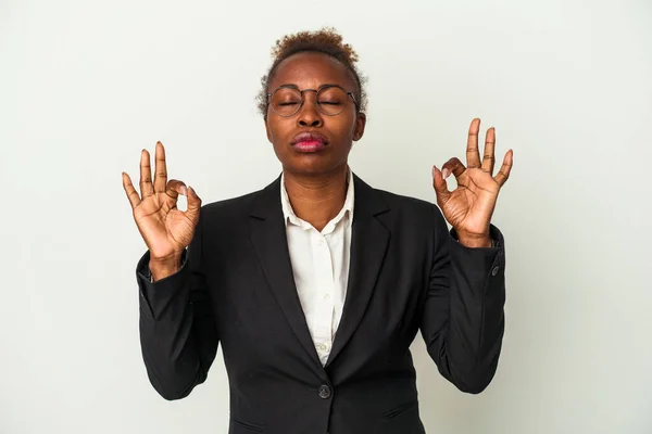 Junge Unternehmerische Afrikanisch Amerikanische Frau Isoliert Auf Weißem Hintergrund Entspannt — Stockfoto