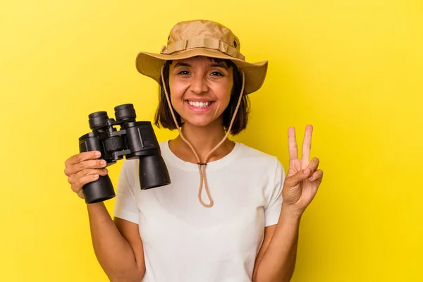 Junge Mischlingshündin Mit Fernglas Auf Gelbem Hintergrund Zeigt Nummer Zwei — Stockfoto