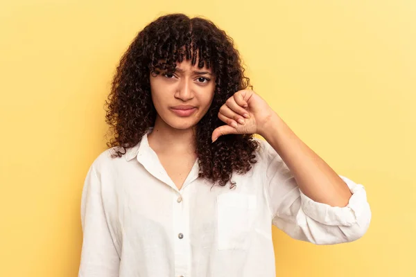 Jonge Gemengde Ras Vrouw Geïsoleerd Gele Achtergrond Tonen Duim Naar — Stockfoto