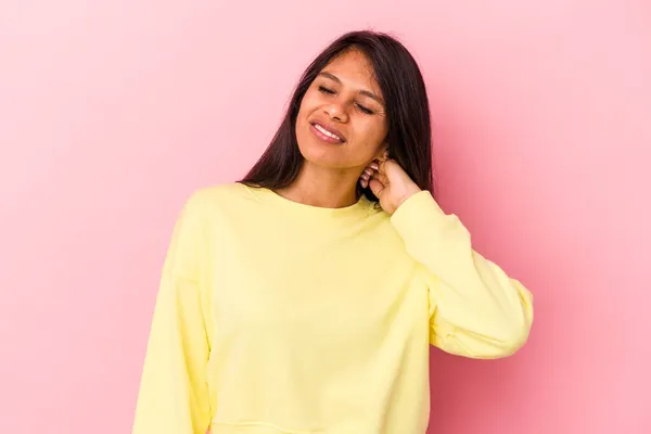 Mujer Latina Joven Aislada Sobre Fondo Rosa Con Dolor Cuello —  Fotos de Stock