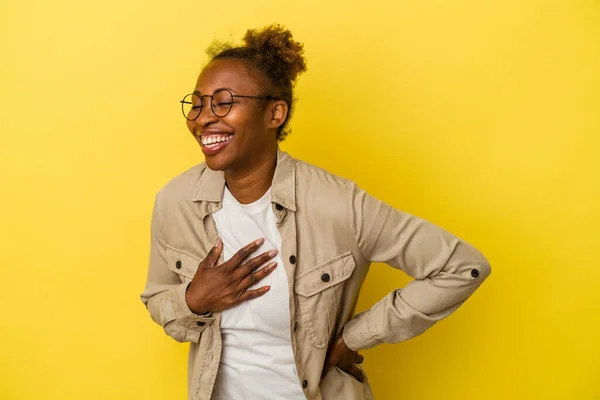 Jonge Afro Amerikaanse Vrouw Geïsoleerd Gele Achtergrond Lachen Houden Handen — Stockfoto