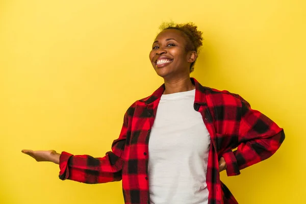 Jong Afrikaans Amerikaans Vrouw Geïsoleerd Gele Achtergrond Tonen Een Welkom — Stockfoto
