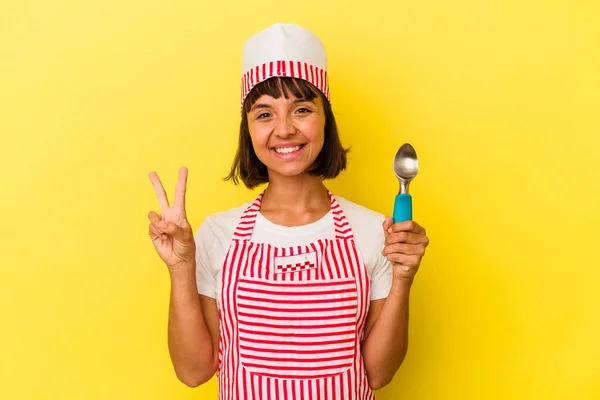 Jovem Mista Mulher Sorveteria Segurando Sorvete Isolado Fundo Amarelo Jovem — Fotografia de Stock