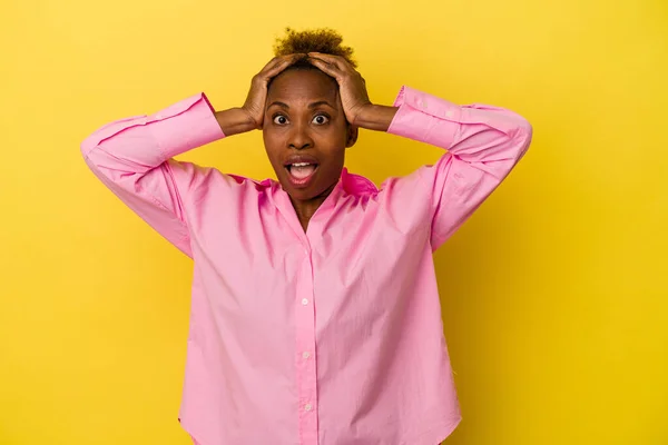 Young African American Woman Isolated Yellow Background Screaming Very Excited — Stock Photo, Image