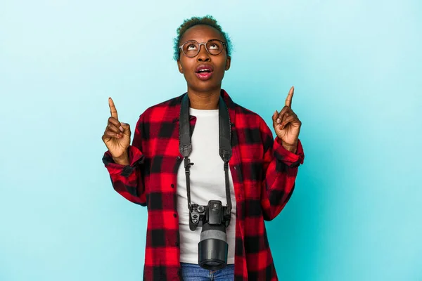 Mladý Fotograf Africká Americká Žena Izolované Modrém Pozadí Ukazuje Vzhůru — Stock fotografie