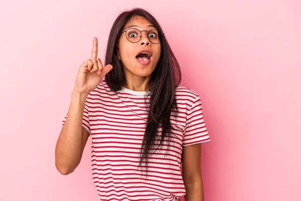 Mujer Latina Joven Aislada Sobre Fondo Rosa Apuntando Revés Con — Foto de Stock