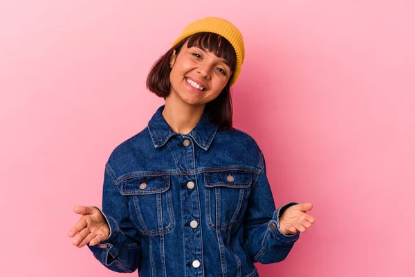 Jong Gemengd Ras Vrouw Geïsoleerd Roze Achtergrond Tonen Een Welkom — Stockfoto