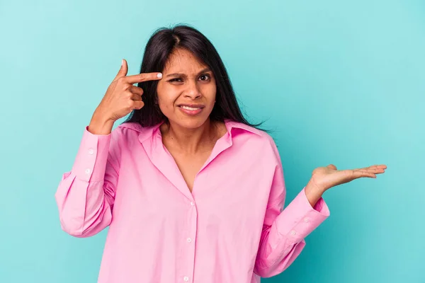 若いですラテン女性孤立した上青背景ショーA失望ジェスチャーとともにForefinger — ストック写真