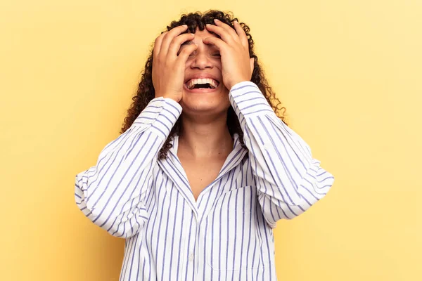 Jonge Gemengde Ras Vrouw Geïsoleerd Gele Achtergrond Lacht Vreugdevol Houden — Stockfoto