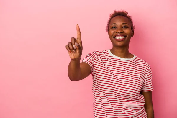 Junge Afrikanisch Amerikanische Frau Isoliert Auf Rosa Hintergrund Zeigt Nummer — Stockfoto