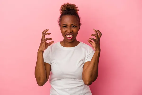 Jong Afrikaans Amerikaans Vrouw Geïsoleerd Roze Achtergrond Boos Schreeuwen Met — Stockfoto