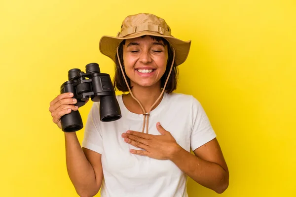 Junge Mischlingsforscherin Mit Fernglas Auf Gelbem Hintergrund Lacht Laut Und — Stockfoto