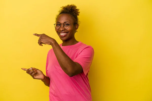Junge Afrikanisch Amerikanische Frau Isoliert Auf Gelbem Hintergrund Mit Etwas — Stockfoto