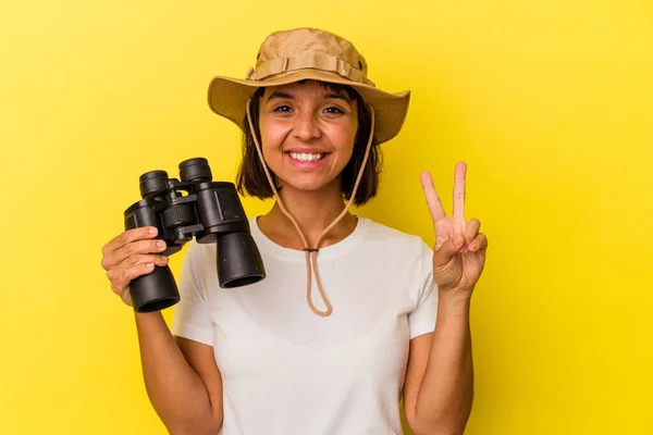 Junge Mischlingsforscherin Mit Fernglas Auf Gelbem Hintergrund Fröhlich Und Sorgenfrei — Stockfoto