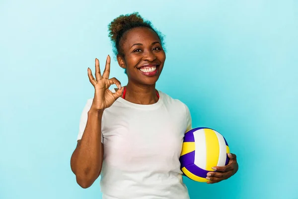 Young African American Woman Playing Volleyball Isolated Blue Background Cheerful — Stock Photo, Image