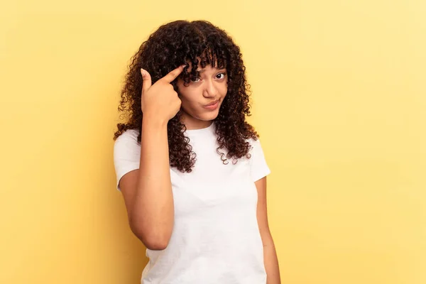 Mujer Joven Raza Mixta Aislada Sobre Fondo Amarillo Apuntando Templo — Foto de Stock