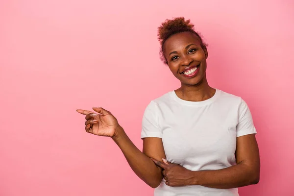 Junge Afrikanisch Amerikanische Frau Isoliert Auf Rosa Hintergrund Lächelt Fröhlich — Stockfoto