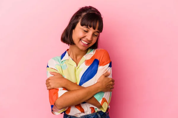 Jovem Mista Mulher Isolada Fundo Rosa Rindo Divertindo — Fotografia de Stock