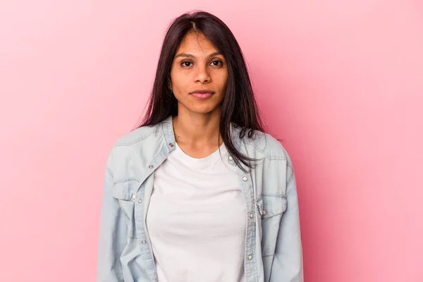 Jeune Femme Latine Isolée Sur Fond Rose Triste Visage Grave — Photo