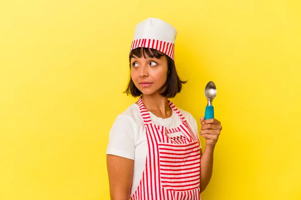 Jovem Mista Sorvete Mulher Segurando Sorvete Isolado Fundo Amarelo Jovem — Fotografia de Stock