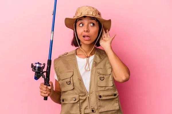 Jovem Pescador Misto Segurando Uma Vara Isolada Fundo Rosa Tentando — Fotografia de Stock