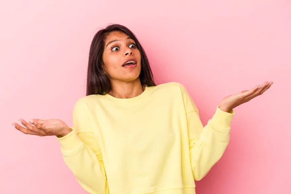 Mujer Latina Joven Aislada Sobre Fondo Rosa Alegre Riendo Mucho — Foto de Stock