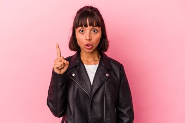 Pembe arka planda soyutlanmış genç melez bir kadının harika bir fikri var, yaratıcılık kavramı..