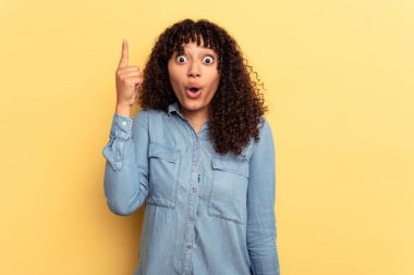 Sarı arka planda soyutlanmış genç melez bir kadının harika bir fikri var, yaratıcılık kavramı..