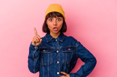 Pembe arka planda soyutlanmış genç melez bir kadının bir fikri, ilham konsepti var..