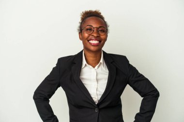 Genç iş kadını Afro-Amerikan kadın, beyaz arka planda izole edilmiş, kendine güvenen, ellerini kalçasında tutan..