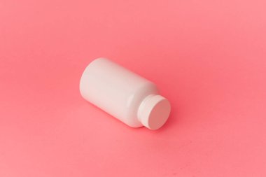 Pembe arka planda izole edilmiş haplar