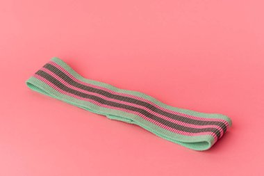 Elastik bantlar pembe arkaplanda izole edildi