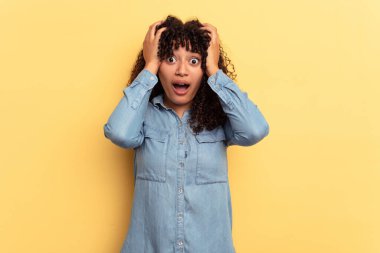 Sarı arka planda soyutlanmış genç melez bir kadın şok geçiriyordu. Önemli bir buluşmayı hatırladı..