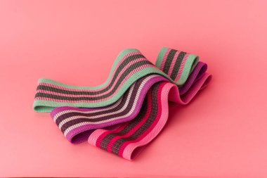 Elastik bantlar pembe arkaplanda izole edildi