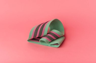 Elastik bantlar pembe arkaplanda izole edildi